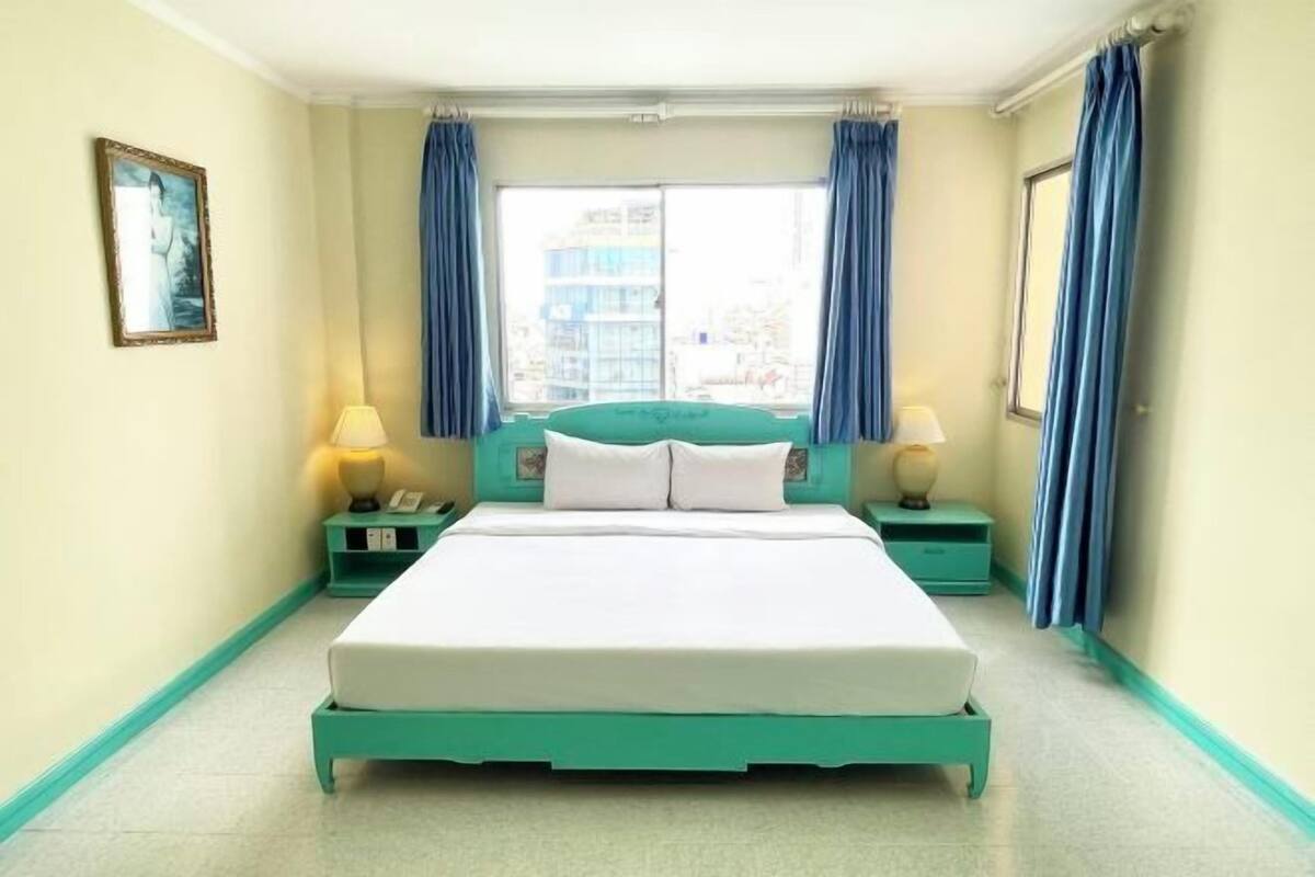 Minibar, escritorio, cortinas blackout y wifi gratis 