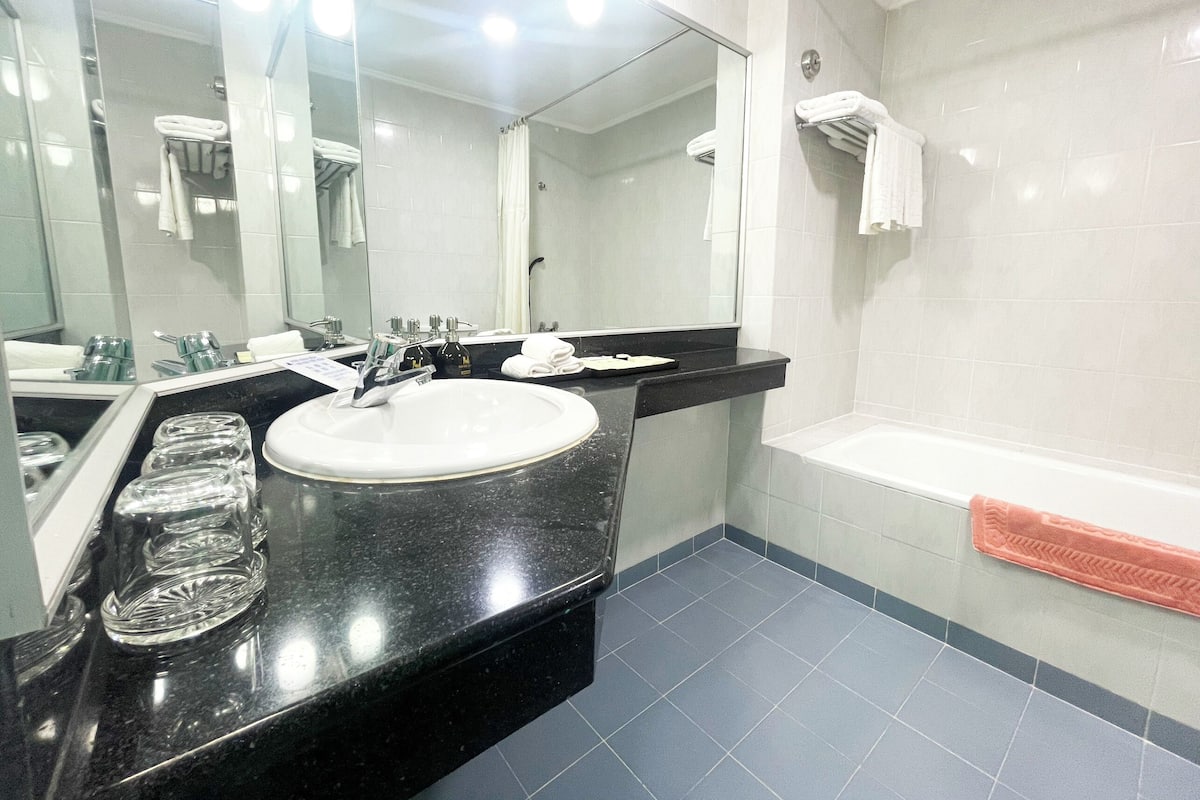 Senior-Zimmer | Badezimmer | Duschwanne, Regendusche, Haartrockner, Hausschuhe