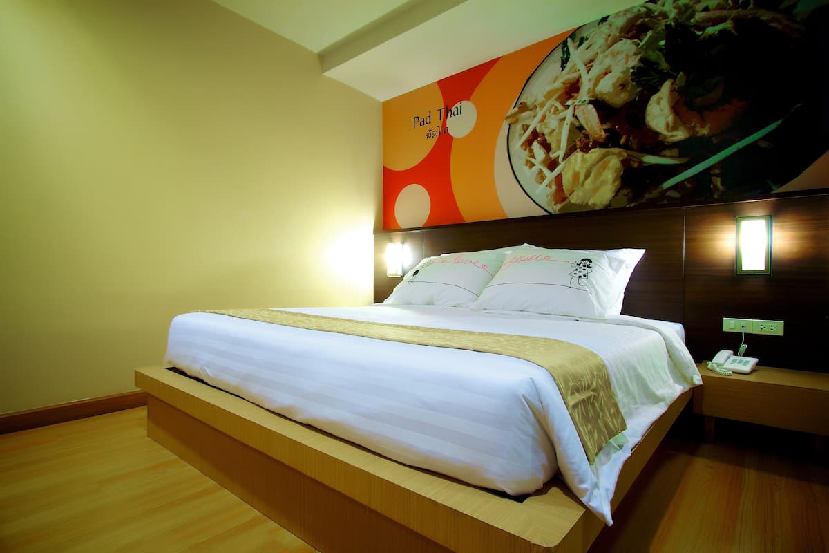 Standard Room, 1 King Bed, No window | Premium bedding, pillowtop beds, in-room safe, individually decorated