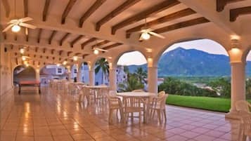 Breakfast and lunch served