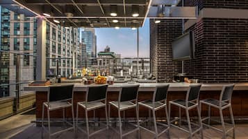 2 bars/lounges, rooftop bar