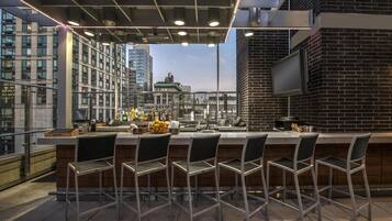 2 bars/lounges, rooftop bar