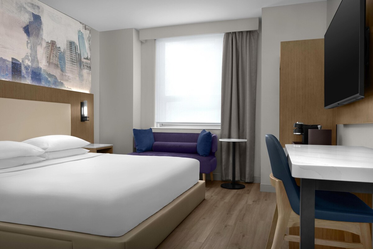 Room, 1 King Bed, Accessible (with Shower) | Premium bedding, in-room safe, desk, blackout curtains