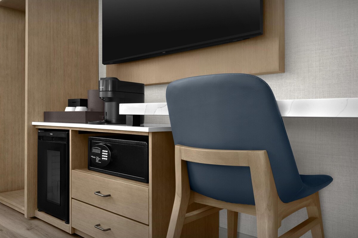 Premium Room, 1 King Bed | Premium bedding, in-room safe, desk, blackout curtains