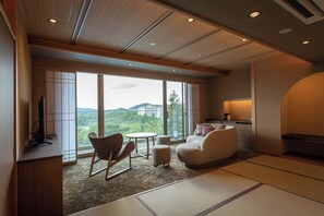 Safe på rommet, skrivebord, wi-fi (inkludert) og sengetøy