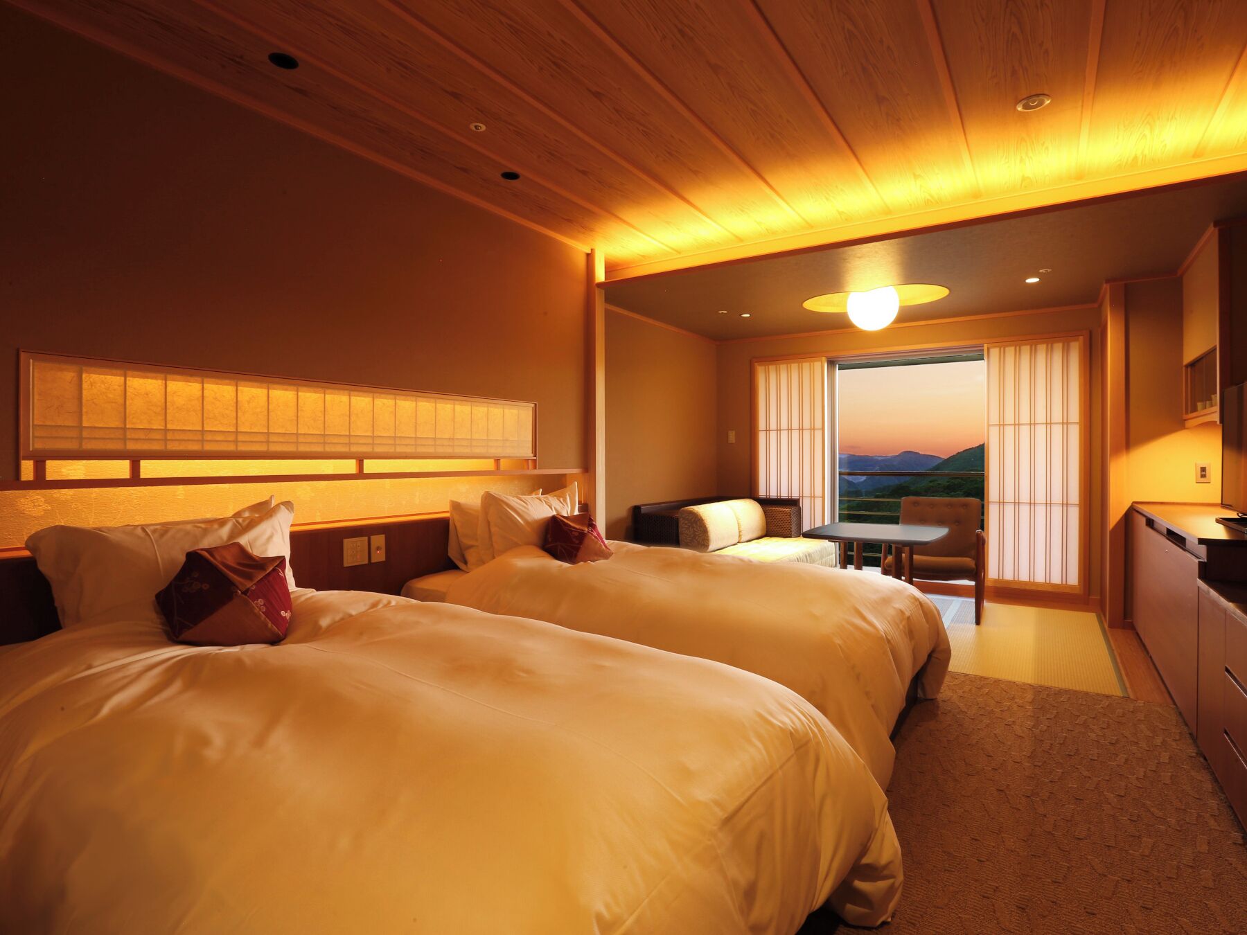 Japanese Modern Twin Room,Non-Smoking,Kaiseki w Kobe Beef,(Meal in the Restaurant) | In-room safe, desk, free WiFi, bed sheets
