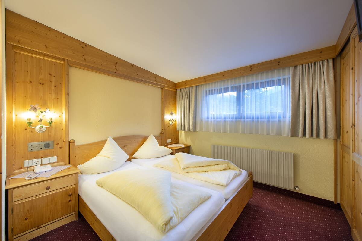 Deluxe Suite, 1 King Bed, Non Smoking, Mountain View | In-room safe, desk, blackout drapes, WiFi (free)