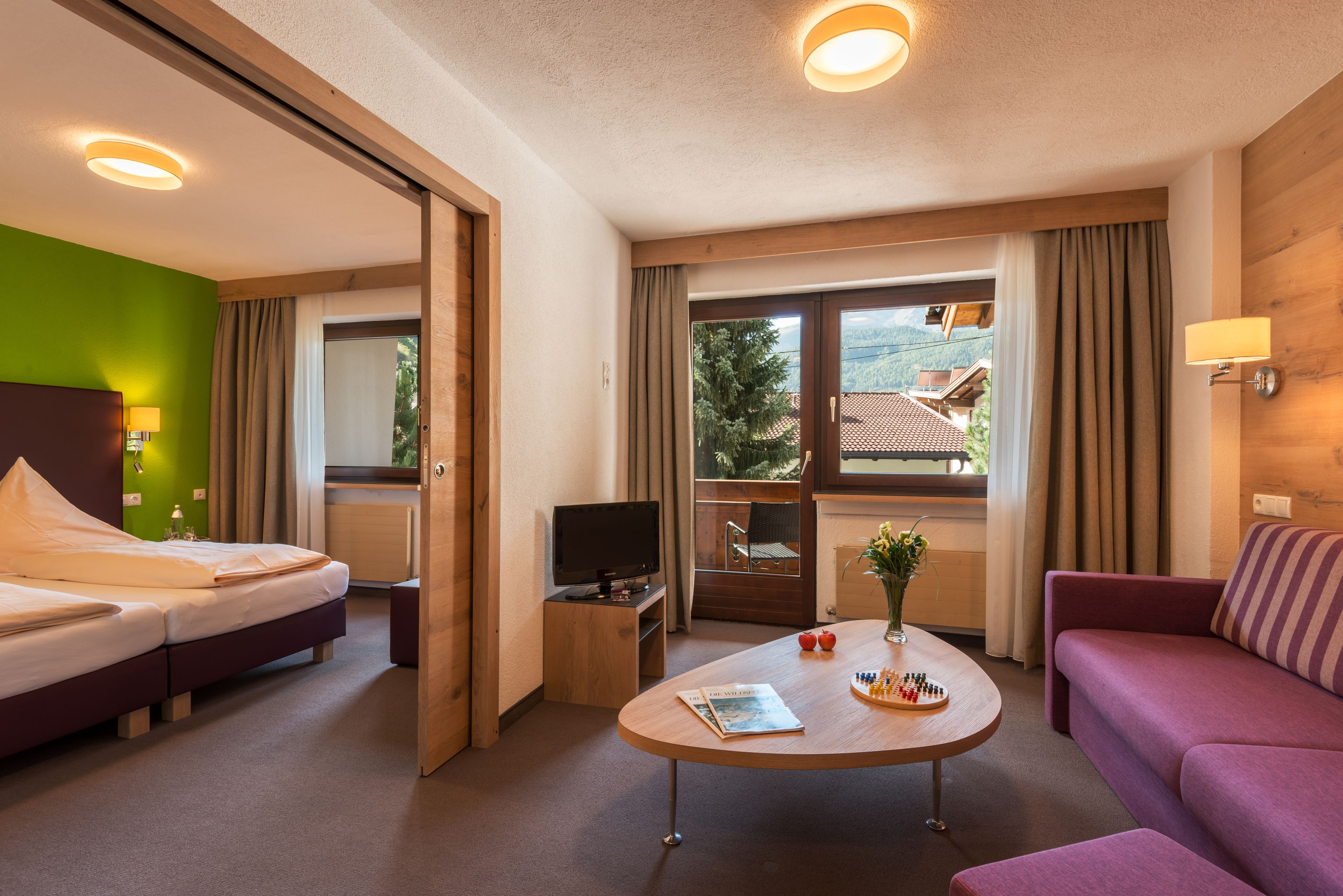 Suíte luxo, 1 cama King, para não fumantes, vista para a montanha | Área de estar | TV de tela plana