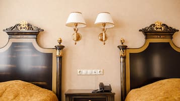 Habitación con 2 camas individuales | Ropa de cama de alta calidad, minibar, caja fuerte y escritorio