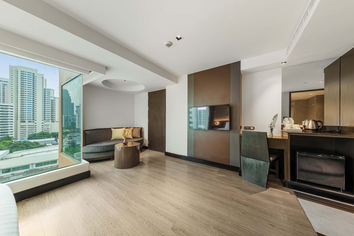 Executive King Suite | Minibar, in-room safe, desk, soundproofing