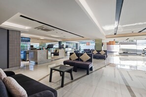 Reception - Golden Tulip Mandison Suites (Bangkok)