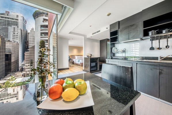 Residence King Suite | Minibar, caja de seguridad en la habitación y escritorio 