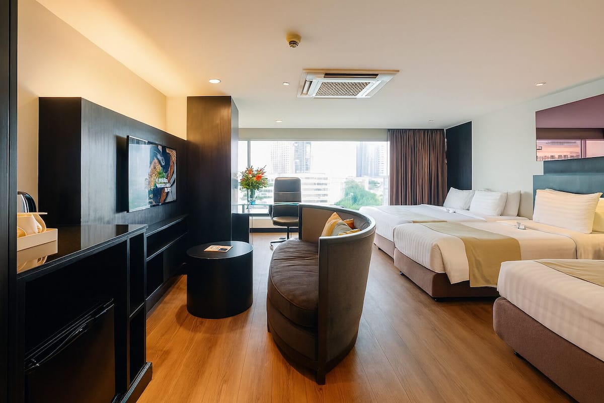 Family King Suite | Minibar, in-room safe, desk, soundproofing