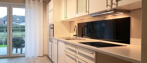 Refrigerador, microondas, horno, placa de cocina