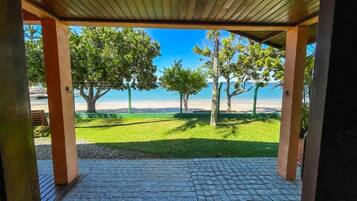 Frigobar, escrivaninha, cortinas blackout, berços grátis