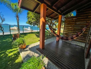 Quarto luxo, vista para o mar | Frigobar, escrivaninha, cortinas blackout, berços grátis