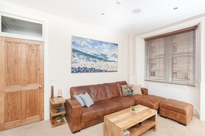 Stylish Stockbridge Apartment | Living area | Flat-screen TV - St Stephen Street Apartment (Edinburgh)