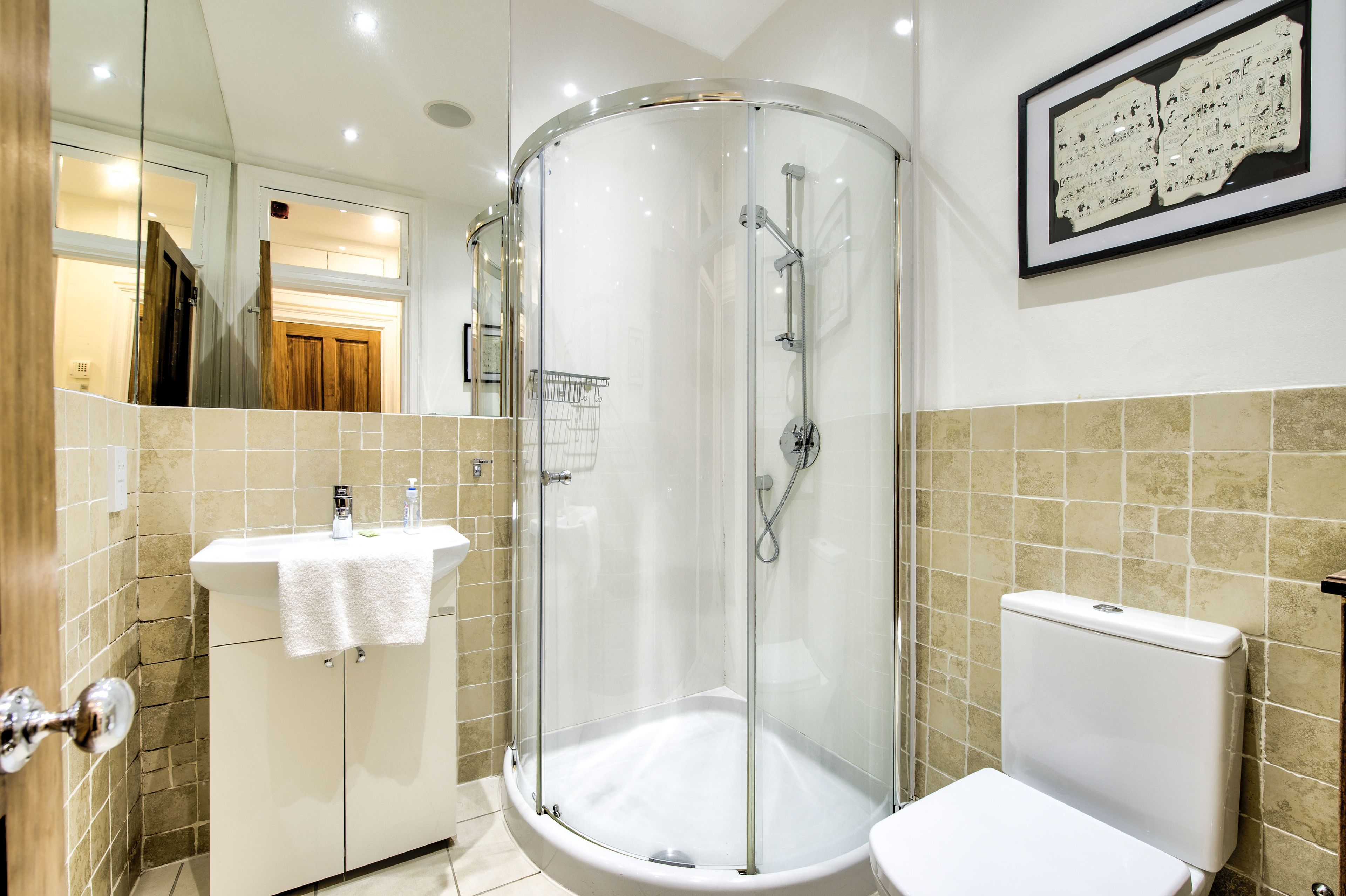 Stylish Stockbridge Apartment | Bad | Dusj, toalettartikler (inkludert), hårføner og håndklær