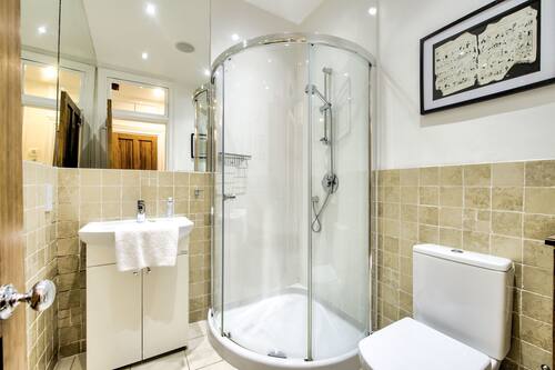 Stylish Stockbridge Apartment | Bathroom