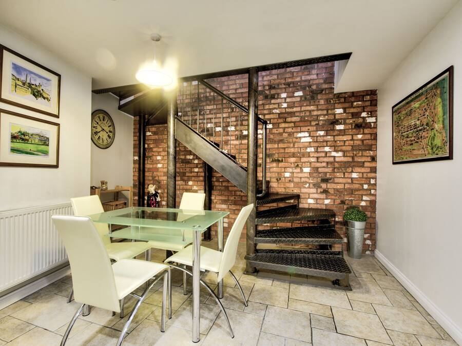 Stylish Stockbridge Apartment | Woonruimte | Een flatscreentelevisie