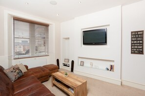 Stylish Stockbridge Apartment | Área de estar | TV de tela plana