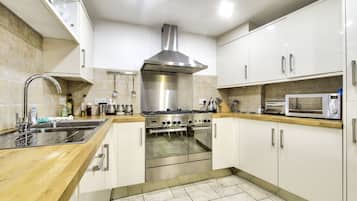 Stylish Stockbridge Apartment | Private kitchen | Full-size fridge, microwave, oven, stovetop