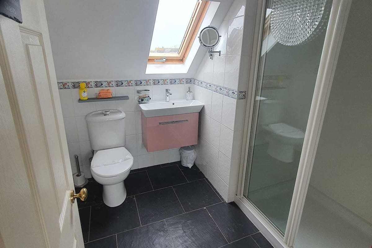Twin Room, Shared Bathroom | Bathroom | Free toiletries, hair dryer, bathrobes, towels