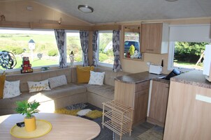 Decoración individual, mobiliario individual, wifi y ropa de cama