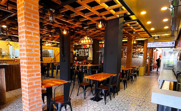 Petit déjeuner et déjeuner servis sur place, spécialités Cuisine locale