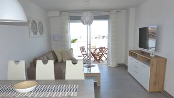 Ático, 2 habitaciones | Sala de estar | Una televisión de pantalla plana