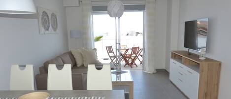 Loftsleilighet, 2 soverom | Oppholdsrom | Flatskjerm-TV