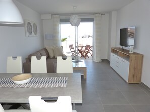 Loftsleilighet, 2 soverom | Oppholdsrom | Flatskjerm-TV