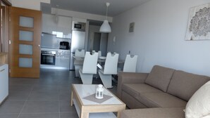 Penthouse, 2 kamar tidur | Ruang keluarga | TV layar datar