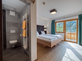 Cortinas blackout, wifi gratis y ropa de cama