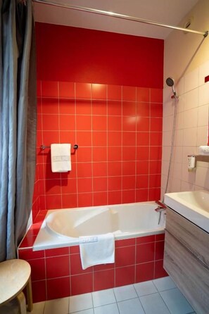 Phòng đôi Tiêu chuẩn, 1 giường đôi, không hút thuốc, phòng tắm riêng | Phòng tắm | Buồng tắm vòi sen, máy sấy tóc, khăn tắm, xà phòng 