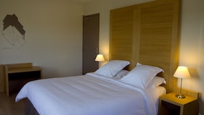 Escritorio, wifi gratis y ropa de cama 