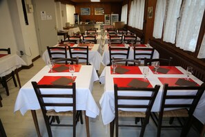 Free daily continental breakfast  - HOTEL RESTAURANT PETER PAN (Morzine)