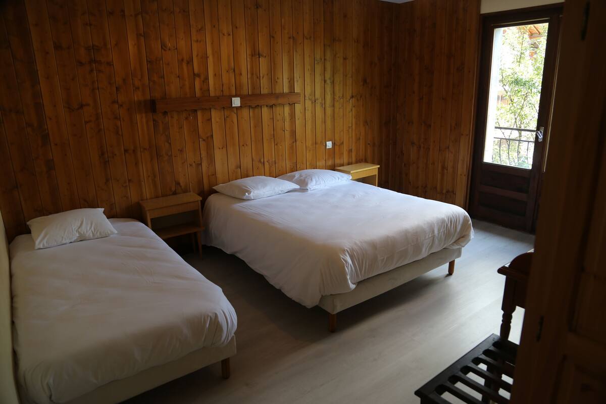 Comfort driepersoonskamer, meerdere slaapkamers, uitzicht op bergen | Luxe beddengoed, Tempur Pedic-bedden, gratis wifi