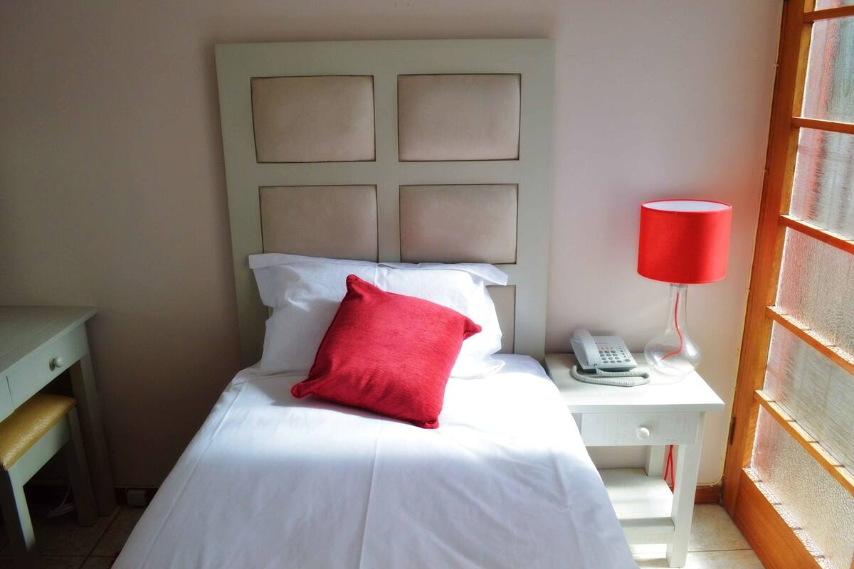 Economy Single Room | Minibar, in-room safe, free WiFi, bed sheets