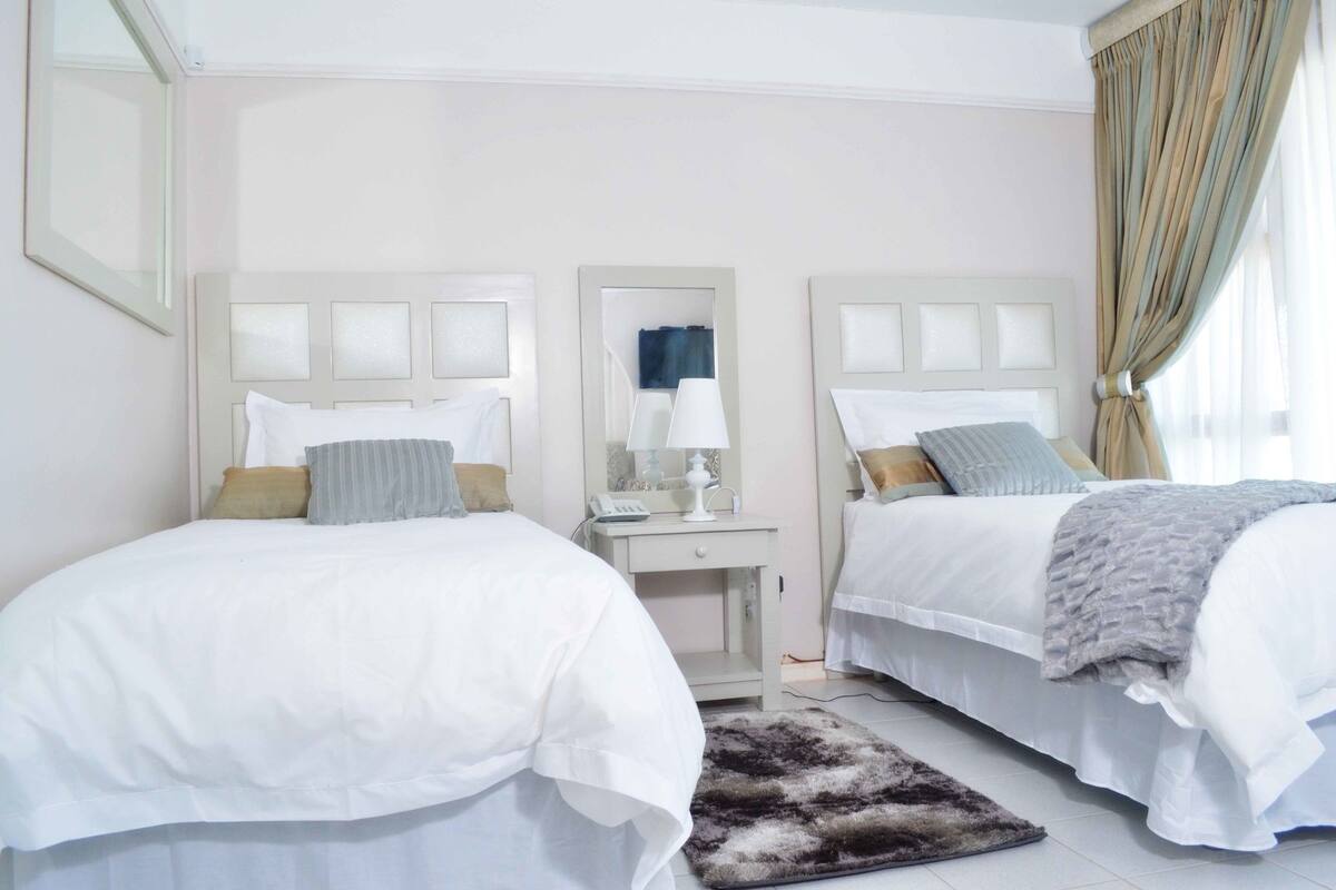 Twin Room, Sea View | Minibar, in-room safe, free WiFi, bed sheets