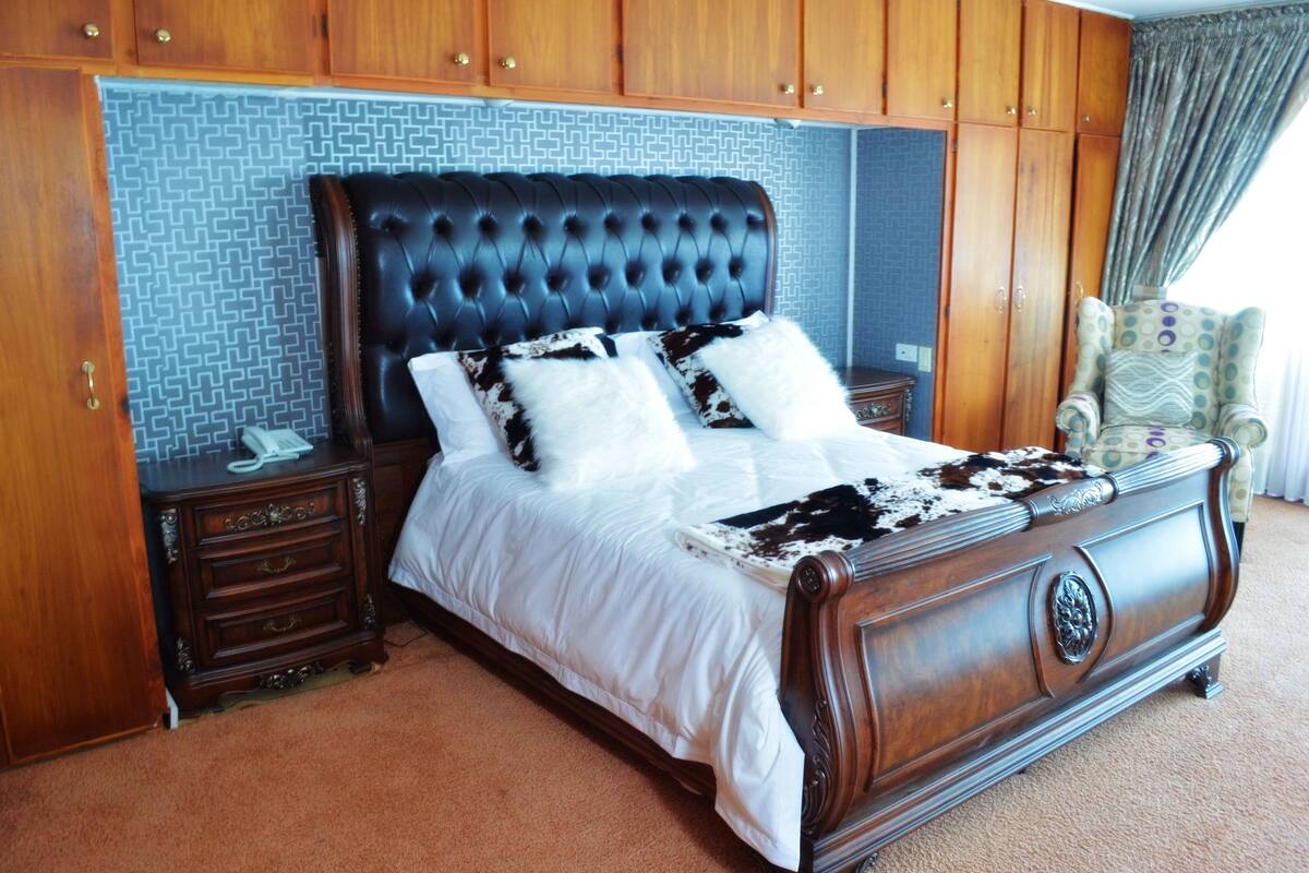 Superior Suite | Minibar, in-room safe, free WiFi, bed sheets