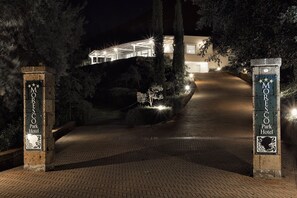 Front of property - evening/night - Moresko Park Hotel (Sperlonga)