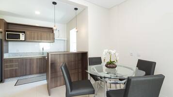 Family Apartment, 2 Bedrooms | Ruang tamu | TV skrin rata