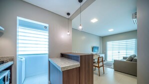 Een modern appartement met keuken, eetgedeelte en woonkamer.