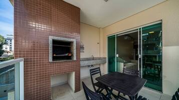 Apartamento família, 2 quartos | Opções para refeição ao ar livre