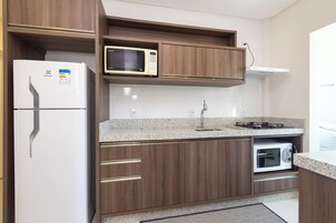 Refrigerador, microondas, placa de cocina, licuadora