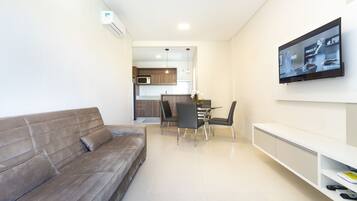 Apartamento família, 2 quartos | Sala de estar | TV de tela plana