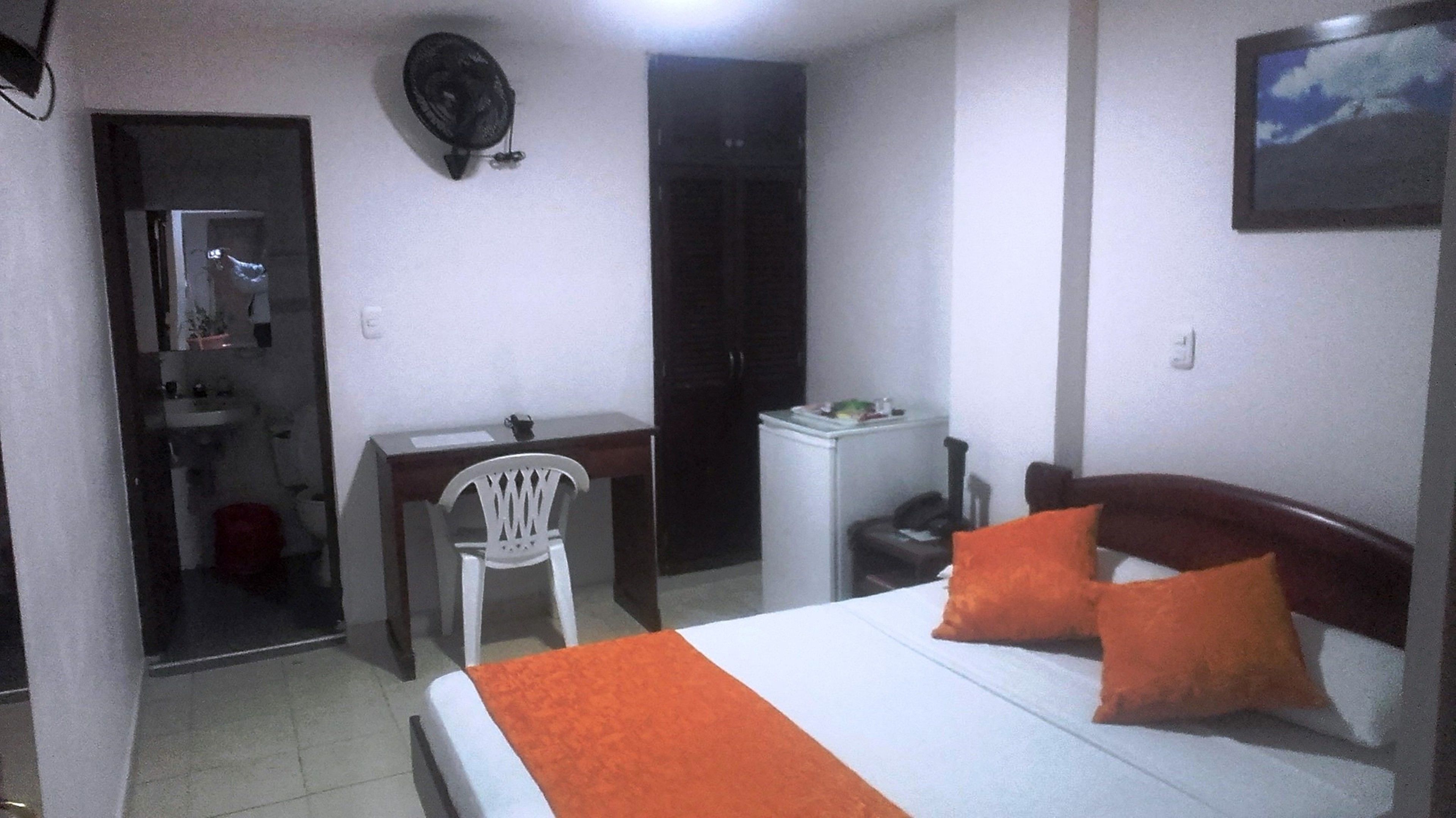 hypo-allergenic bedding, minibar, desk, free wifi