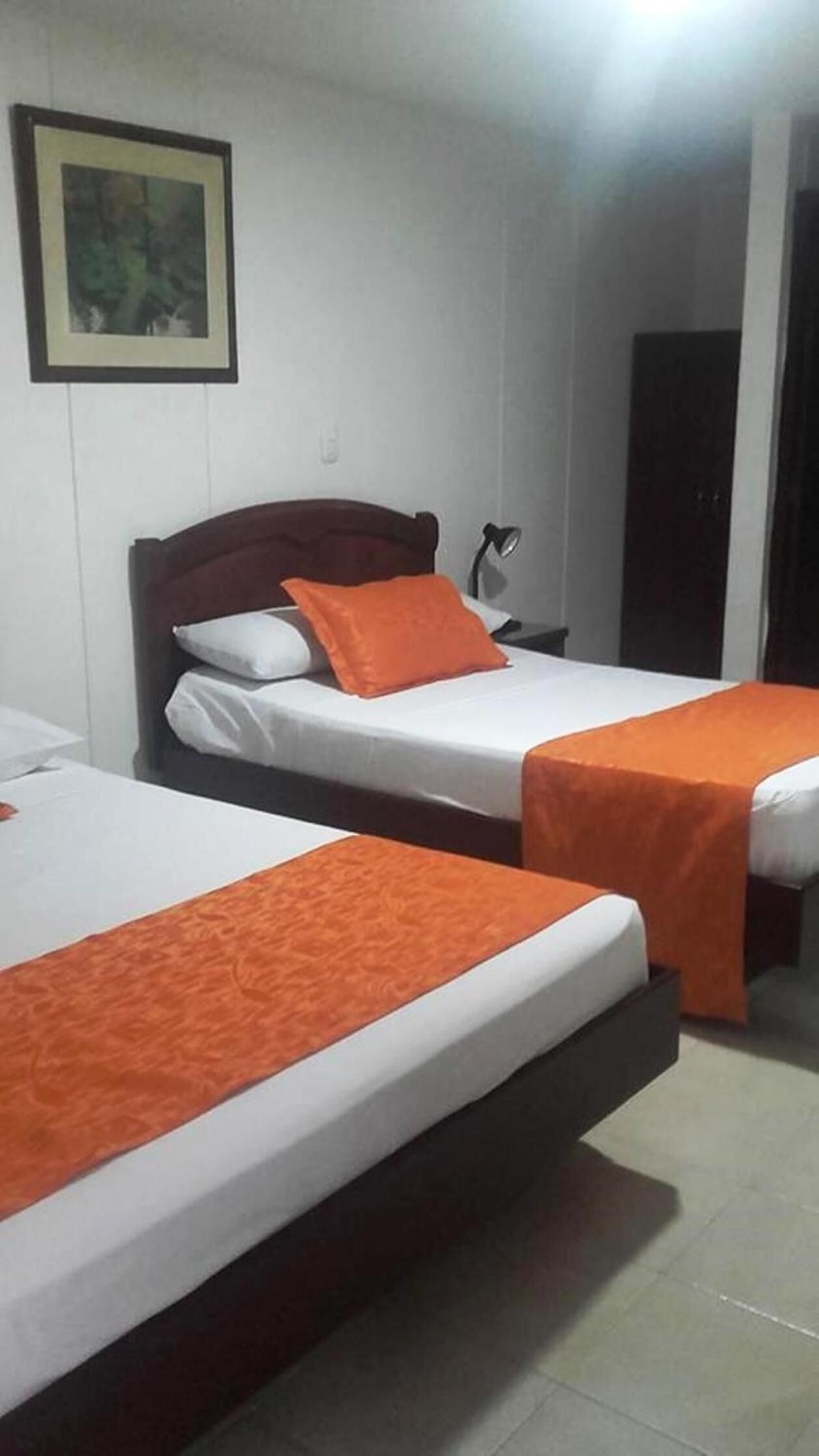 hypo-allergenic bedding, minibar, desk, free wifi