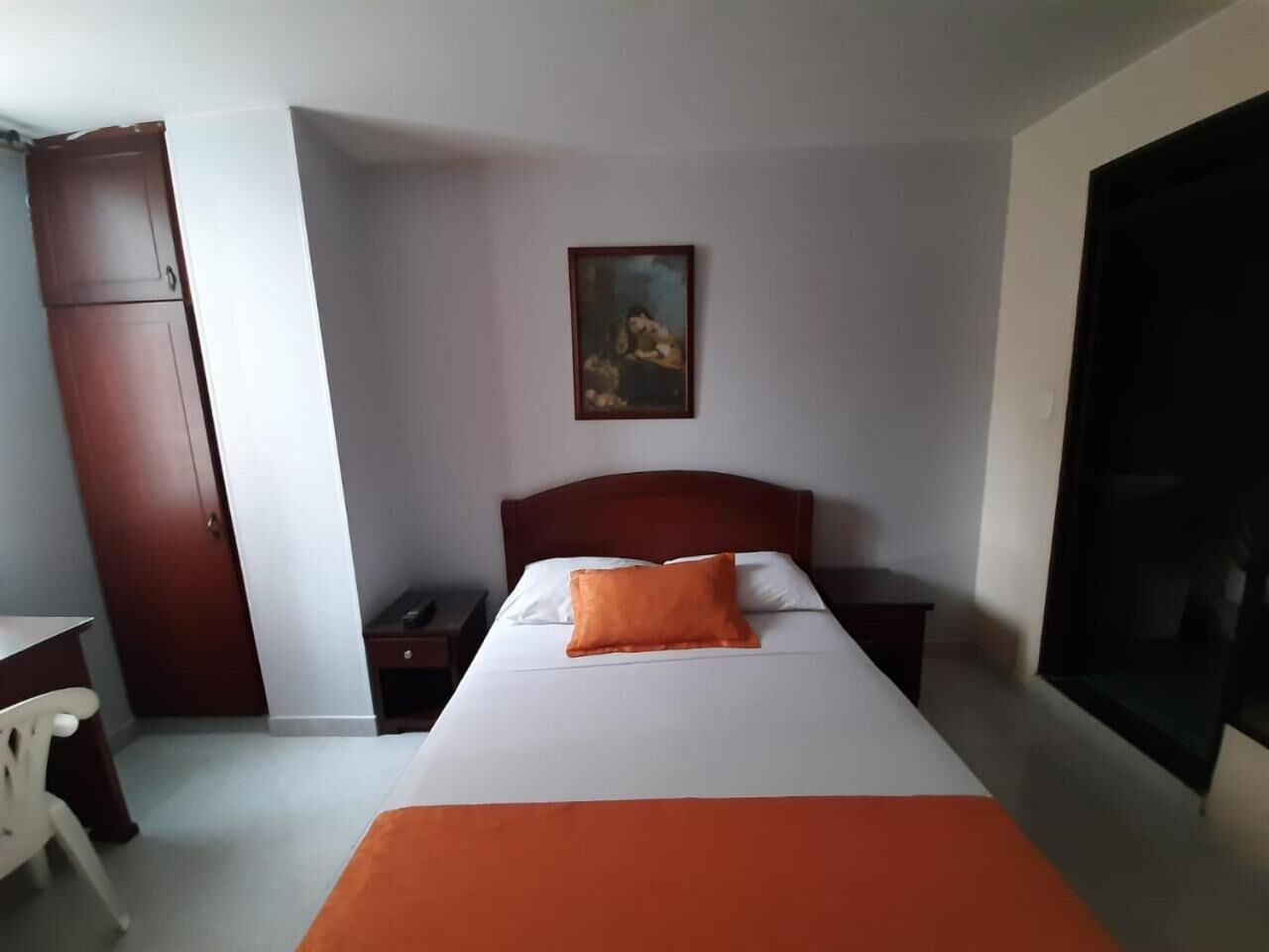 hypo-allergenic bedding, minibar, desk, free wifi